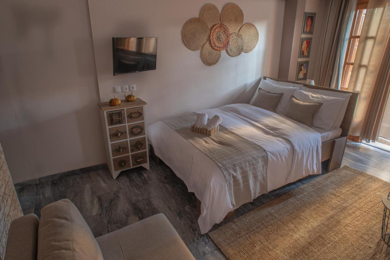 Cozy In Center With Private Parking!