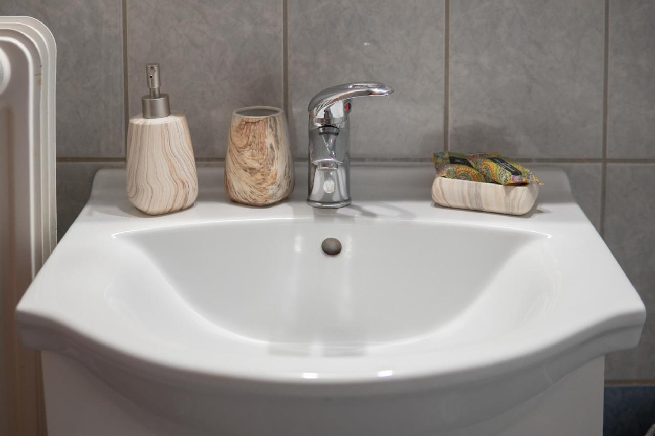 Apartment Cozy In Center With Private Parking! *